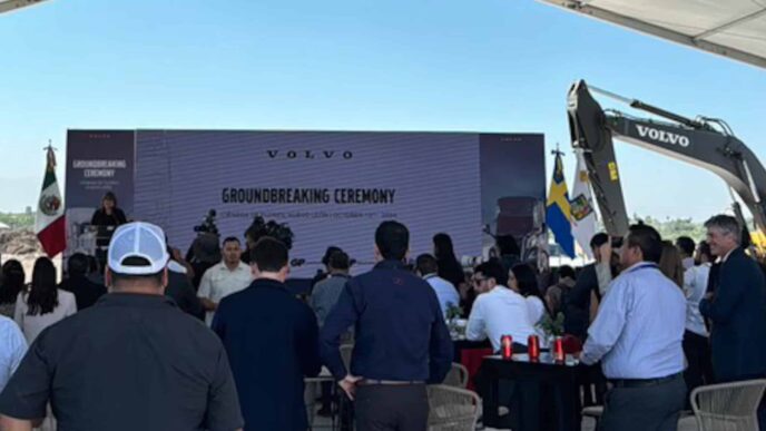 Inauguración planta Volvo Nuevo León: Asistentes observan el evento de inicio de construcción con maquinaria Volvo y banderas de México y Suecia.