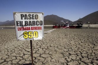 City/Destination

Sequía extrema en presa de Nuevo León. Letrero anuncia Paseo en Barco $50 sobre tierra agrietada. Crisis de agua en México.