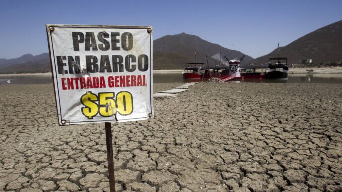 City/Destination

Sequía extrema en presa de Nuevo León. Letrero anuncia Paseo en Barco $50 sobre tierra agrietada. Crisis de agua en México.