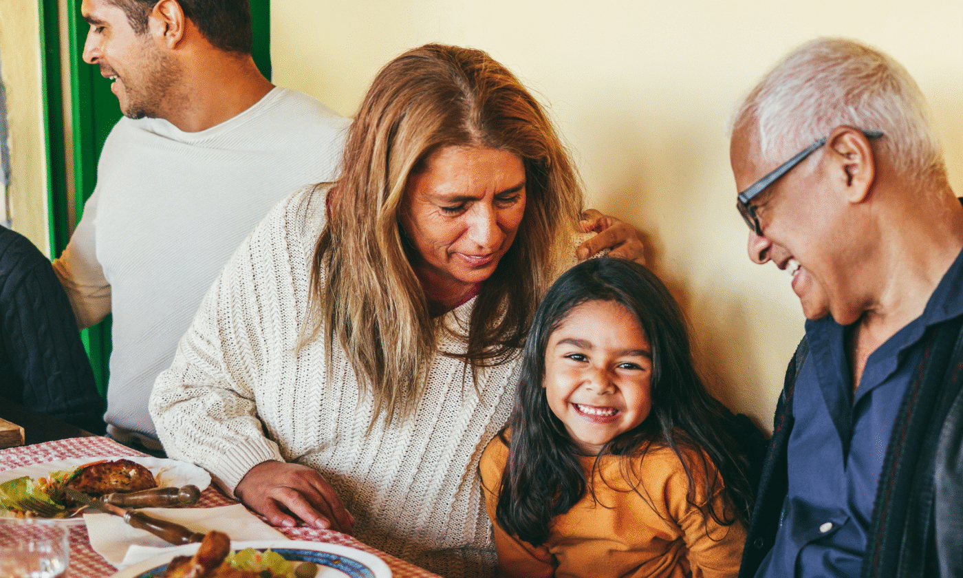 speakers/headshot
Familias mexicanas celebran con comida y sonrisas, reflejando la importancia del hogar y la comunidad. Apoyo a la autoconstrucción en México.
