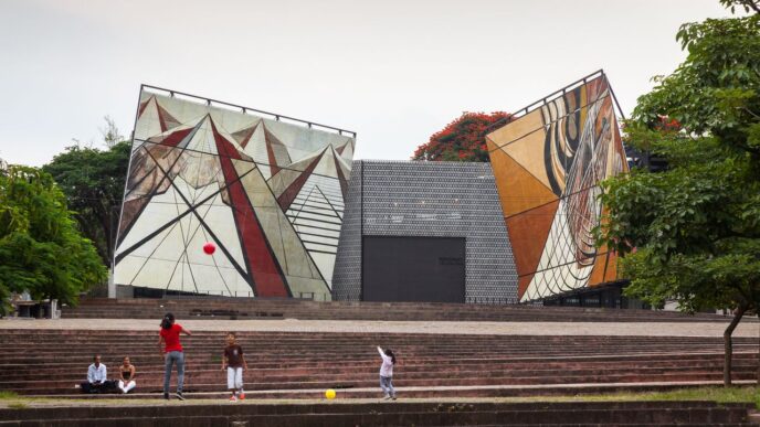 Diseño arquitectónico moderno en Guadalajara con murales geométricos y niños jugando en escaleras. Fomento de vivienda social en la ciudad.