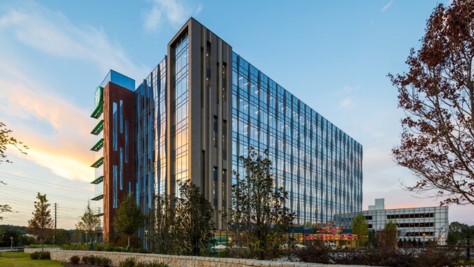 Venue/architecture.
Edificio moderno con fachada de cristal, sede de Inmobiliare Summits. Diseño arquitectónico en ciudad LATAM para conferencias real estate.