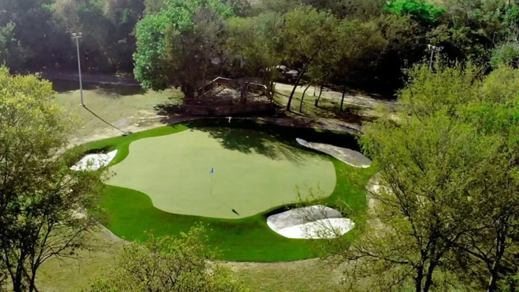 Venue/architecture.

Campo de golf en el Bajío mexicano, sede de Inmobiliare Summits. Un oasis de desarrollo con paisajes verdes y diseño innovador. Real estate.