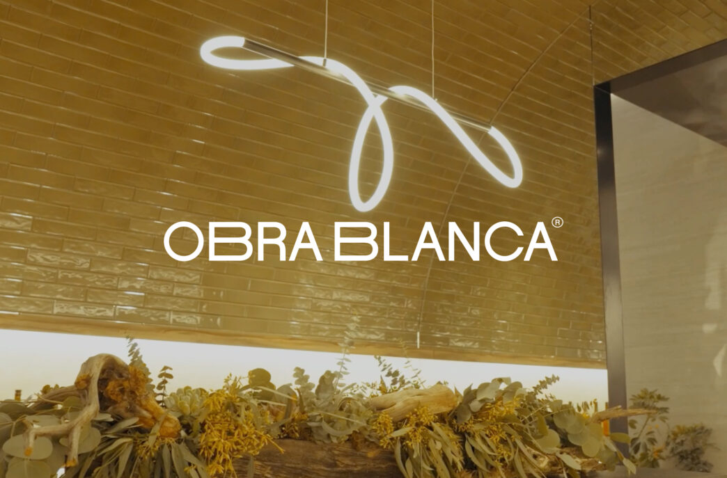 Sponsors/branding.

Detalle del stand de Obra Blanca en Inmobiliare Summits. Diseño de iluminación y vegetación en el evento de real estate en LATAM.