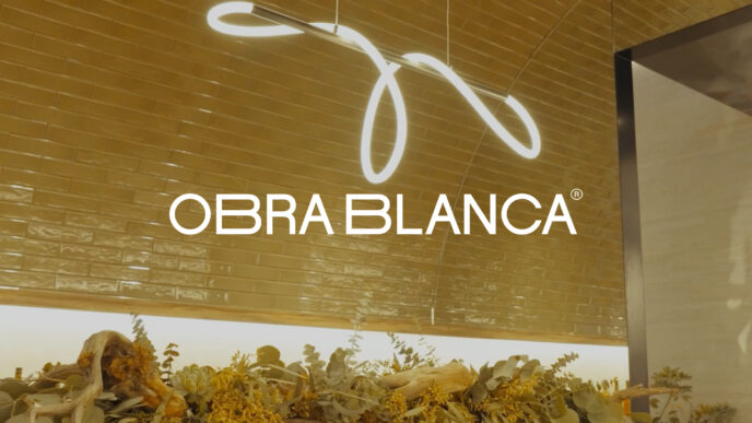 Sponsors/branding.

Detalle del stand de Obra Blanca en Inmobiliare Summits. Diseño de iluminación y vegetación en el evento de real estate en LATAM.