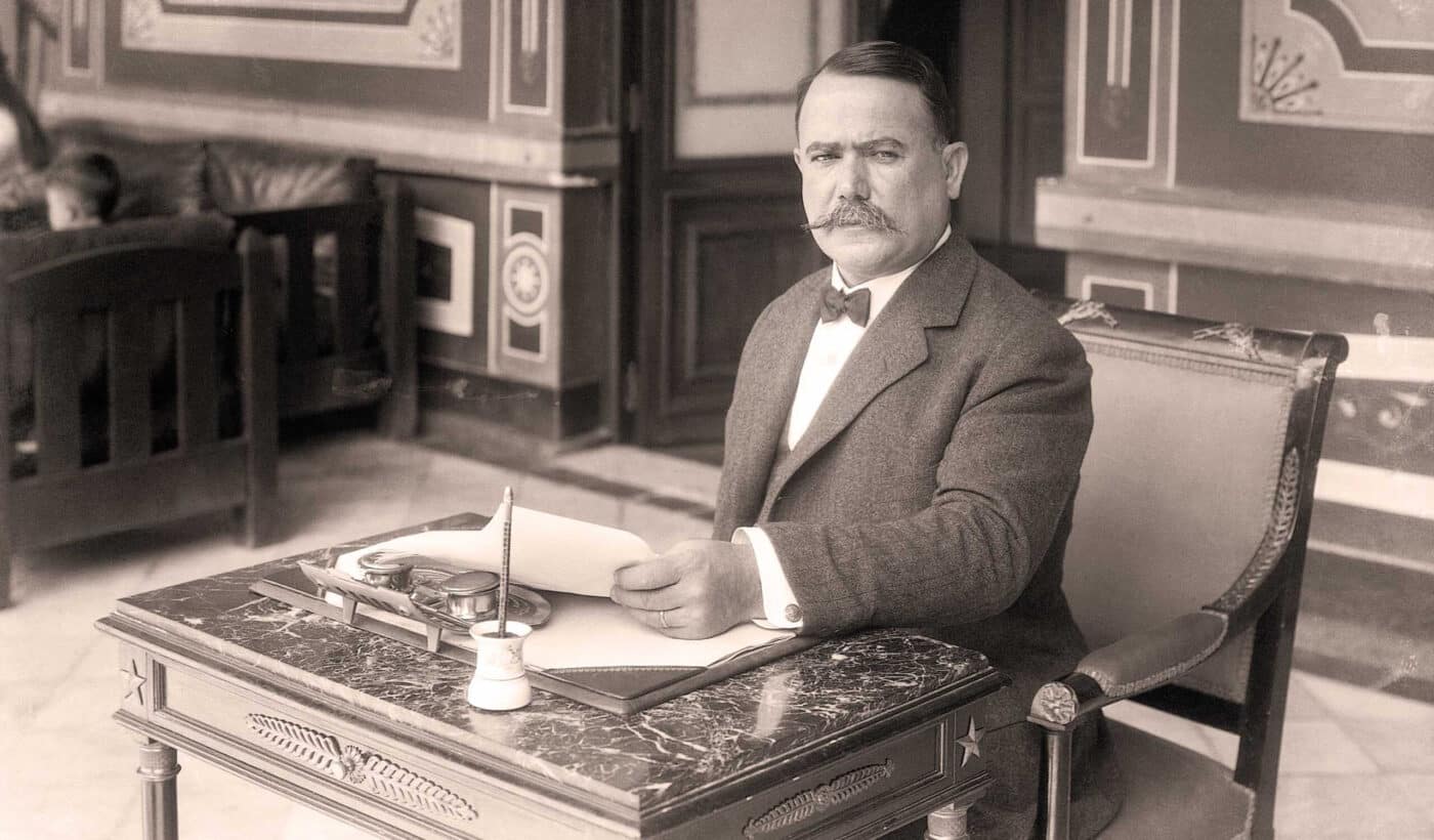 Retrato de Álvaro Obregón en su escritorio, revisando documentos. El general y presidente mexicano, figura clave en la historia de México.