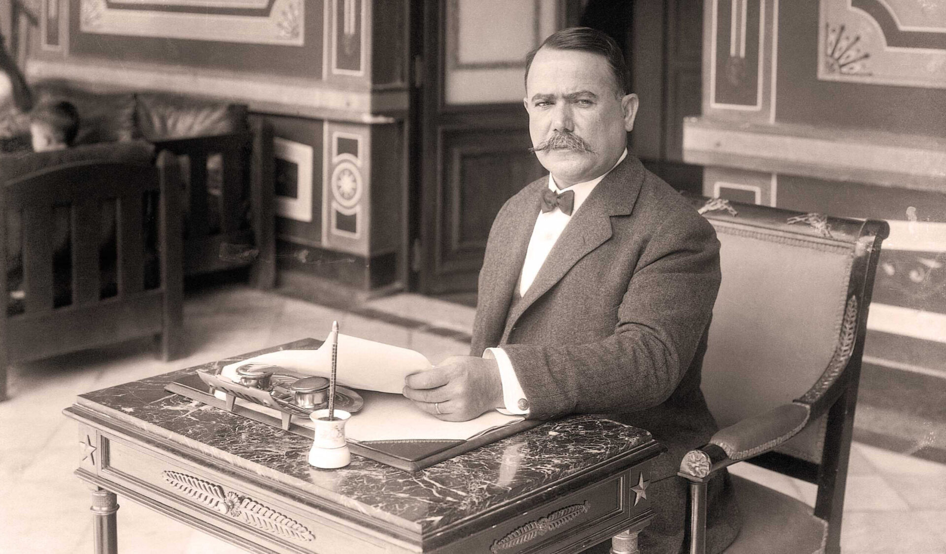 Retrato de Álvaro Obregón en su escritorio, revisando documentos. El general y presidente mexicano, figura clave en la historia de México.