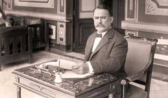 Retrato de Álvaro Obregón en su escritorio, revisando documentos. El general y presidente mexicano, figura clave en la historia de México.