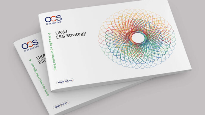 Imagen de dos folletos de OCS con la estrategia ESG del Reino Unido. Diseño moderno con líneas de colores. OCS impulsa sostenibilidad y movilidad.