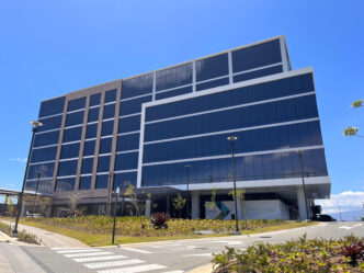 Imagen de ofibodegas modernas en Costa Rica y Panamá con diseño arquitectónico innovador, reflejando el éxito de Newmark en la región. Edificio corporativo.
