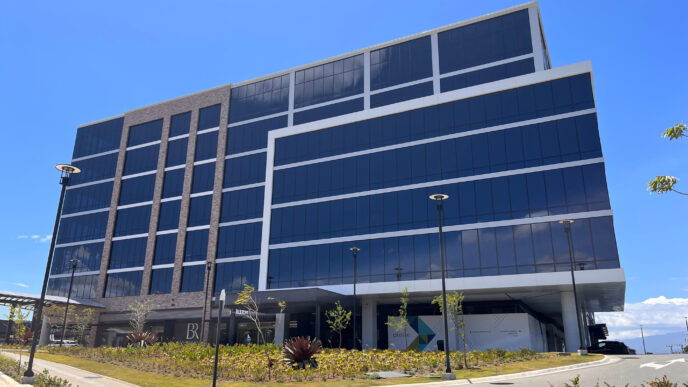 Imagen de ofibodegas modernas en Costa Rica y Panamá con diseño arquitectónico innovador, reflejando el éxito de Newmark en la región. Edificio corporativo.