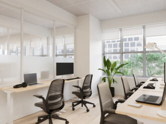 Espacio de oficinas en México con escritorios modernos, sillas ergonómicas y luz natural. Diseño enfocado en el bienestar laboral y la productividad.