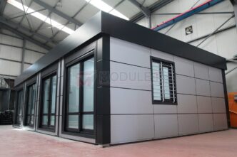 Imagen de una oficina prefabricada moderna con ventanas amplias. Solución modular para propietarios que buscan espacios funcionales y versátiles.