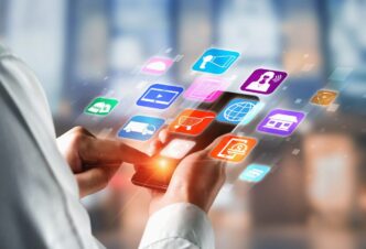 Mano interactuando con apps en móvil. Oportunidad del metaverso en el sector retail en Inmobiliare Summits, LATAM.