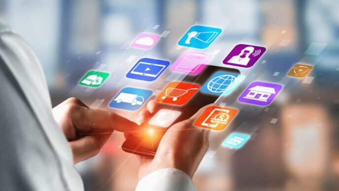 Mano interactuando con apps en móvil. Oportunidad del metaverso en el sector retail en Inmobiliare Summits, LATAM.