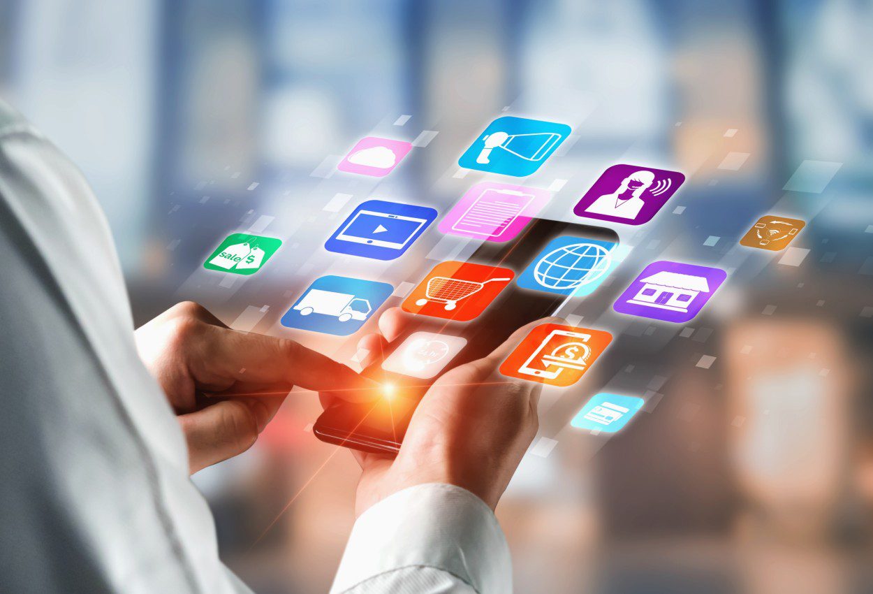 Mano interactuando con apps en móvil. Oportunidad del metaverso en el sector retail en Inmobiliare Summits, LATAM.