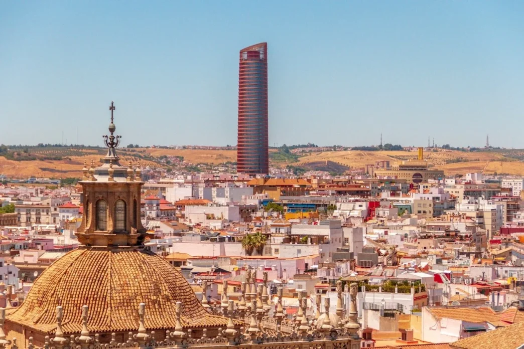 city/destination
Vista aérea de Sevilla, ciudad sede de Inmobiliare Summits LATAM. Arquitectura histórica y rascacielos moderno. Real estate en auge.