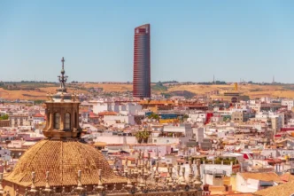 city/destination
Vista aérea de Sevilla, ciudad sede de Inmobiliare Summits LATAM. Arquitectura histórica y rascacielos moderno. Real estate en auge.