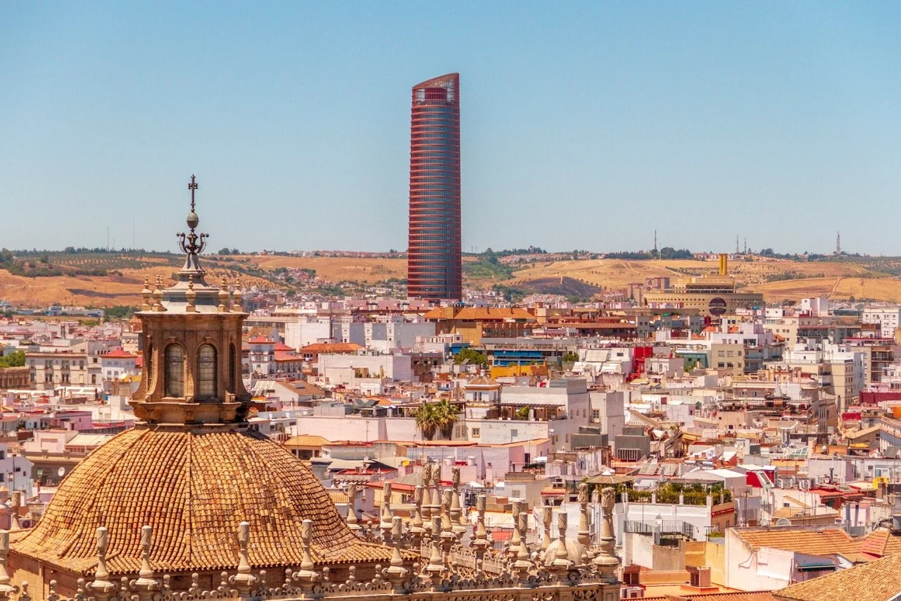 city/destination
Vista aérea de Sevilla, ciudad sede de Inmobiliare Summits LATAM. Arquitectura histórica y rascacielos moderno. Real estate en auge.
