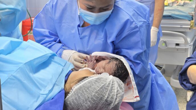 Atención médica neonatal: doctora examinando a un recién nacido en un entorno hospitalario. Cuidados postparto y salud infantil. Ventas ANTAD mayo.