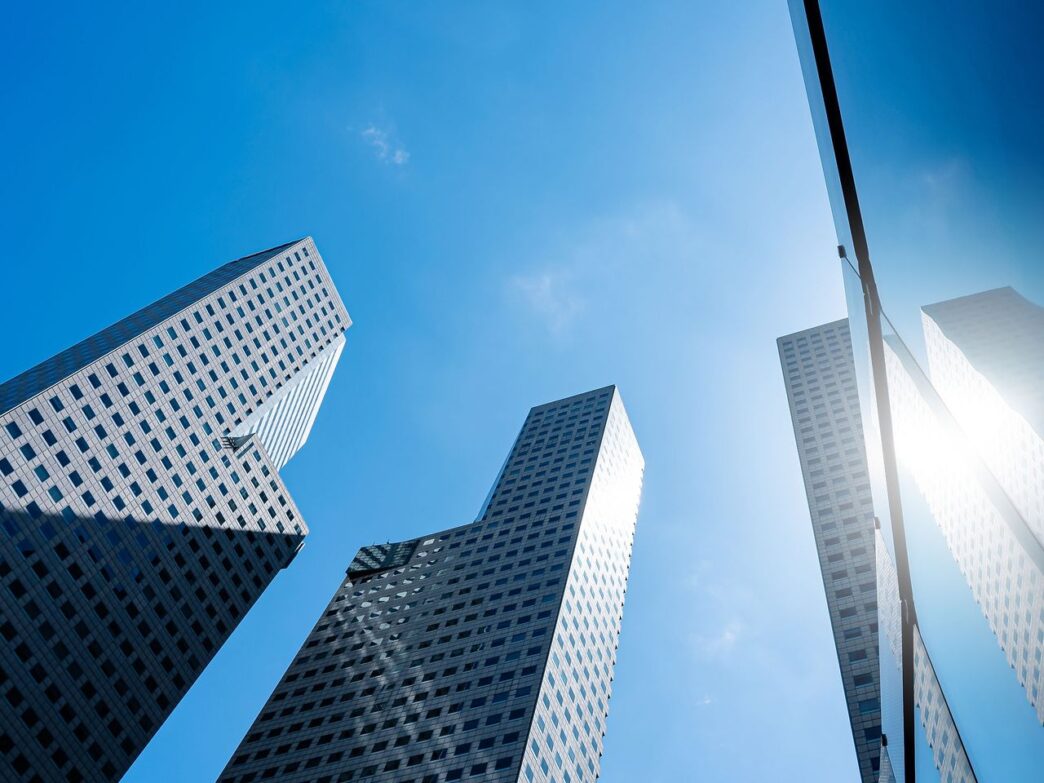 venue/architecture
Arquitectura moderna en ciudad sede de Inmobiliare Summits. Edificios altos y cielo azul. Nearshoring impulsa el real estate en México.