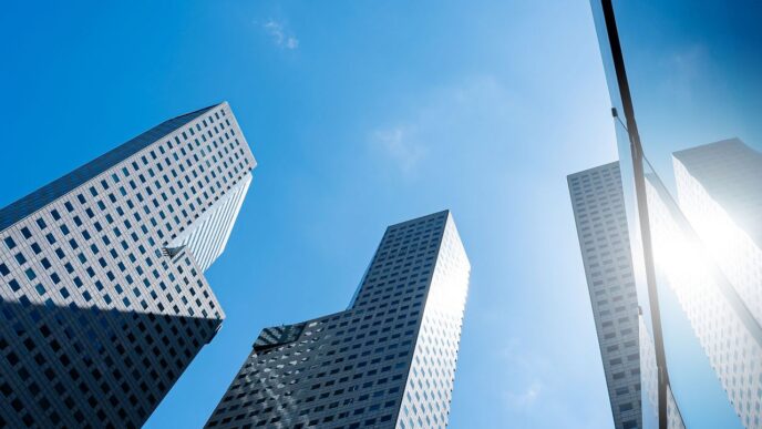 venue/architecture
Arquitectura moderna en ciudad sede de Inmobiliare Summits. Edificios altos y cielo azul. Nearshoring impulsa el real estate en México.