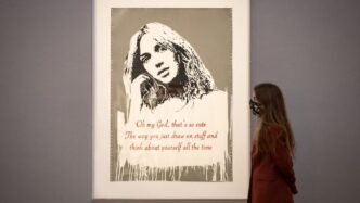 Venue/architecture.

Visitante observa una obra de Banksy en el museo de Nueva York. El arte urbano y la cultura convergen en este espacio. #Banksy #Museo #Arte