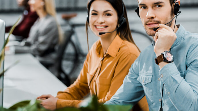 networking/expo
Equipo de soporte técnico listo para asistir en Inmobiliare Summits LATAM. Profesionales en call center brindan atención al cliente.