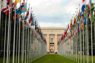 venue/architecture
Fachada de la sede de la ONU en Ginebra, Suiza, adornada con banderas de países miembros. Arquitectura para Inmobiliare Summits en la ciudad.