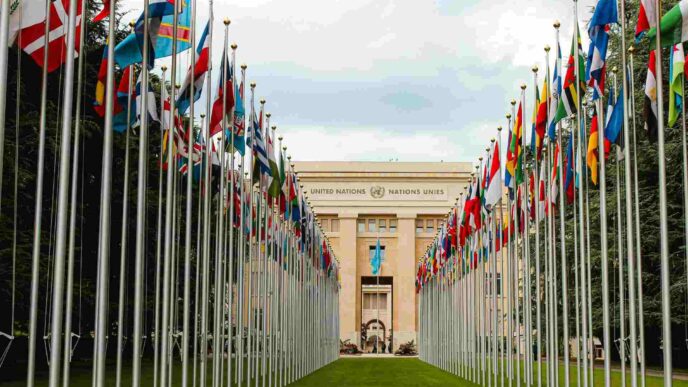 venue/architecture
Fachada de la sede de la ONU en Ginebra, Suiza, adornada con banderas de países miembros. Arquitectura para Inmobiliare Summits en la ciudad.