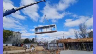 venue/architecture
Grúa levanta estructura en obra de construcción. Desarrollo inmobiliario en México, sector construcción.