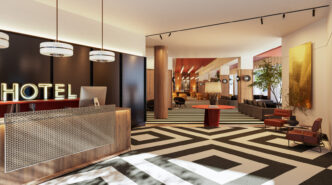 Recepción moderna de hotel gestionado por Panoram Hotel Management y Borealis Hotel Group en España. Diseño elegante con iluminación llamativa y estilo único.