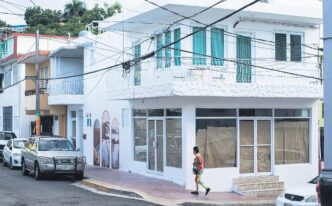 city/destination
Calle urbana con edificios blancos y un peatón. Inmobiliare Summits analiza el sector real estate en México y LATAM.