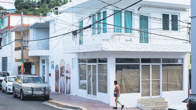 city/destination
Calle urbana con edificios blancos y un peatón. Inmobiliare Summits analiza el sector real estate en México y LATAM.