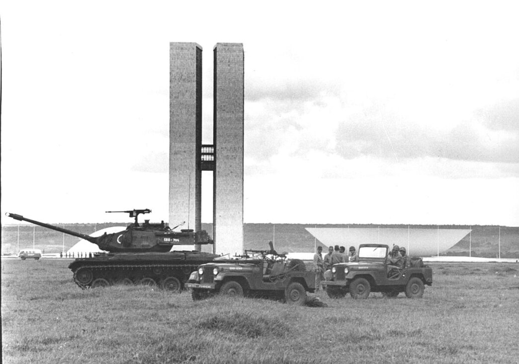 city/destination

Tanque y jeeps frente al Congreso Nacional en Brasilia. Arquitectura icónica de la ciudad. #LATAM #city #venue