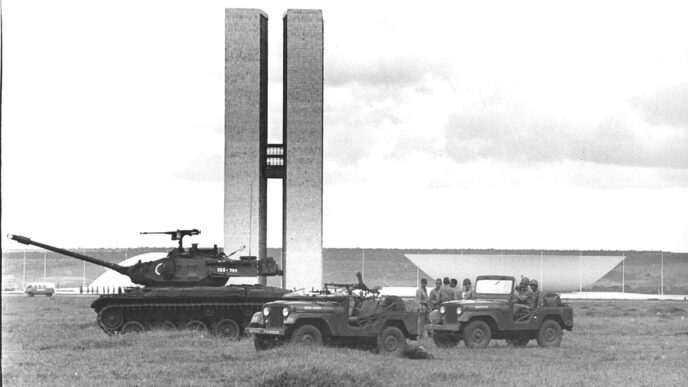 city/destination

Tanque y jeeps frente al Congreso Nacional en Brasilia. Arquitectura icónica de la ciudad. #LATAM #city #venue