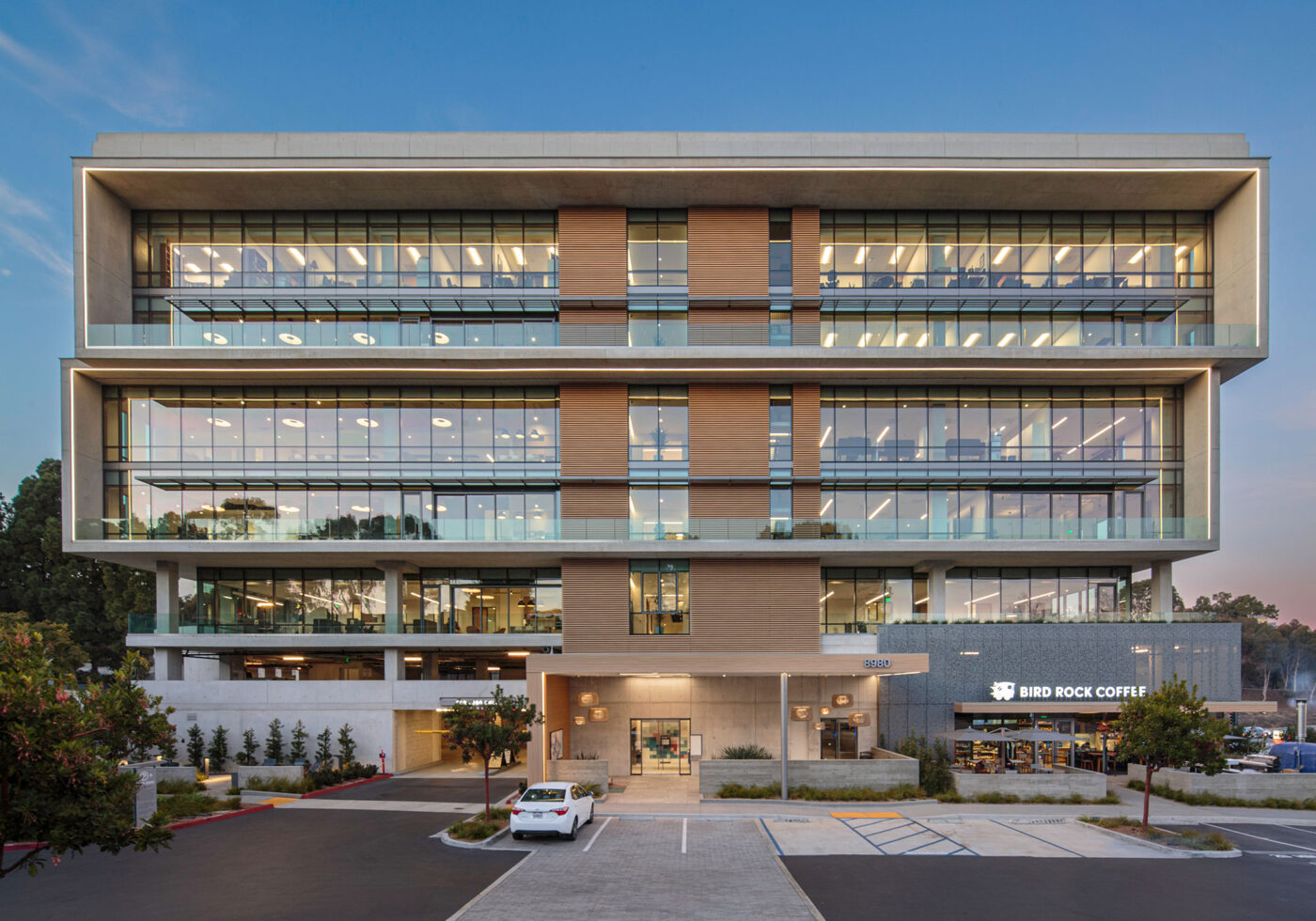 Fachada de parque oficinas en Las Vegas, diseño moderno con ventanales amplios, ideal para inversión LATAM y crecimiento empresarial. Arquitectura vanguardista