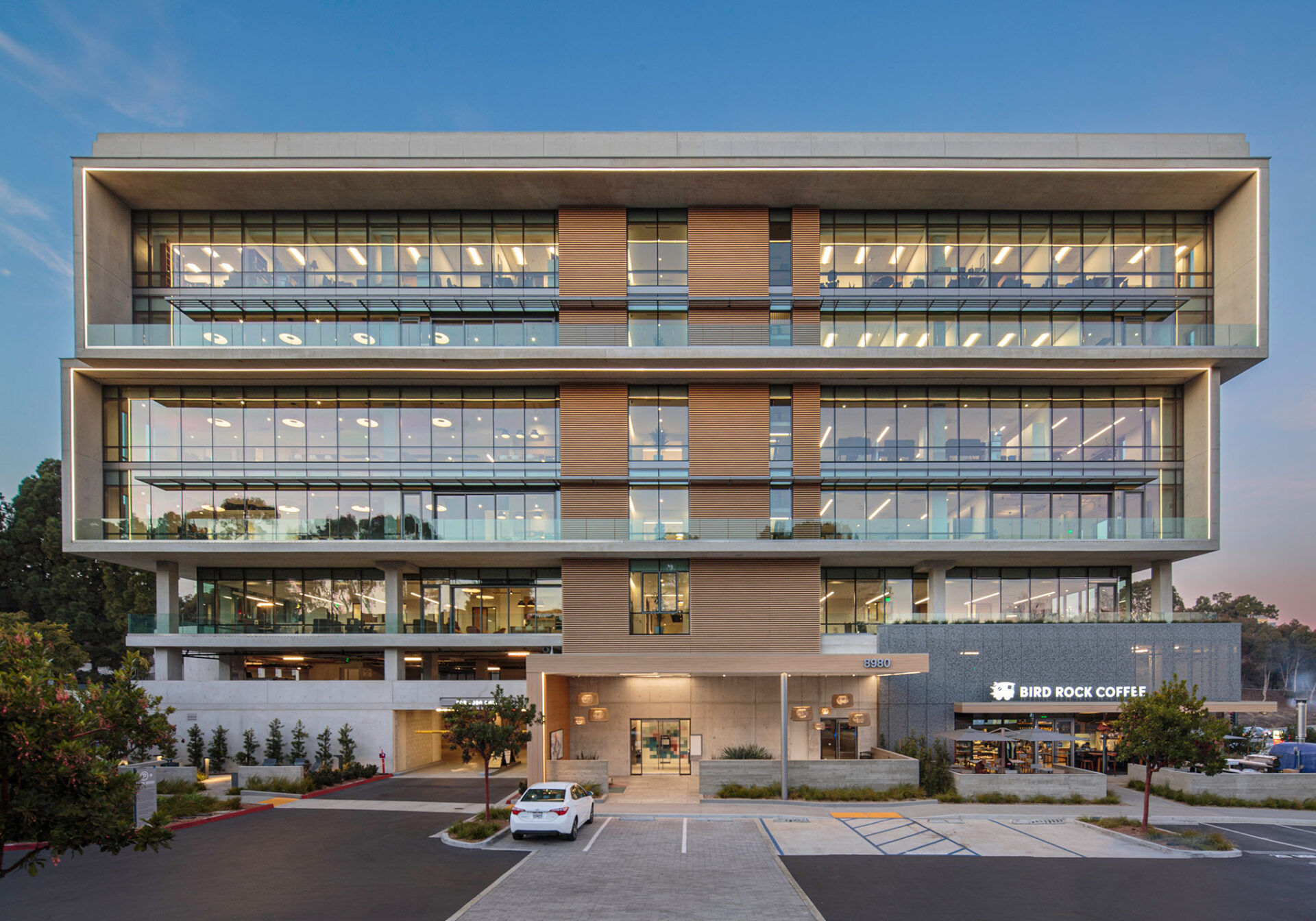 Fachada de parque oficinas en Las Vegas, diseño moderno con ventanales amplios, ideal para inversión LATAM y crecimiento empresarial. Arquitectura vanguardista