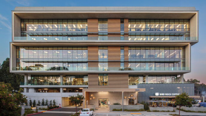 Fachada de parque oficinas en Las Vegas, diseño moderno con ventanales amplios, ideal para inversión LATAM y crecimiento empresarial. Arquitectura vanguardista