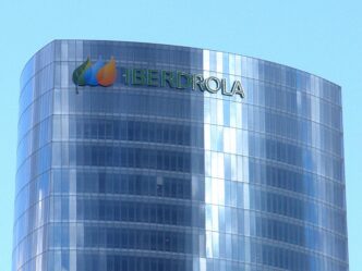Edificio corporativo de Iberdrola: energía eólica El Escudo. Arquitectura moderna con el logo distintivo de Iberdrola, reflejo de su compromiso.