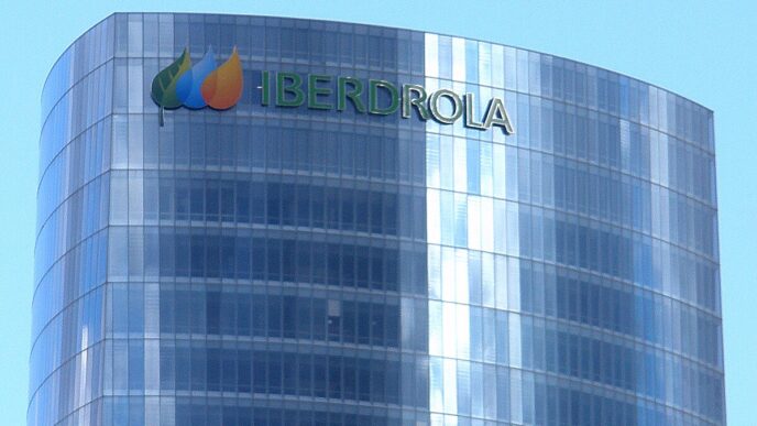 Edificio corporativo de Iberdrola: energía eólica El Escudo. Arquitectura moderna con el logo distintivo de Iberdrola, reflejo de su compromiso.