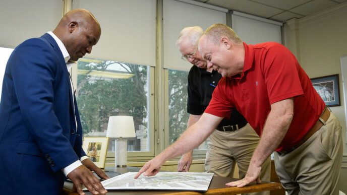speakers/headshot

Reunión de planeación en Inmobiliare Summits. Tres personas revisan planos del parque industrial. Real estate y conference en México.