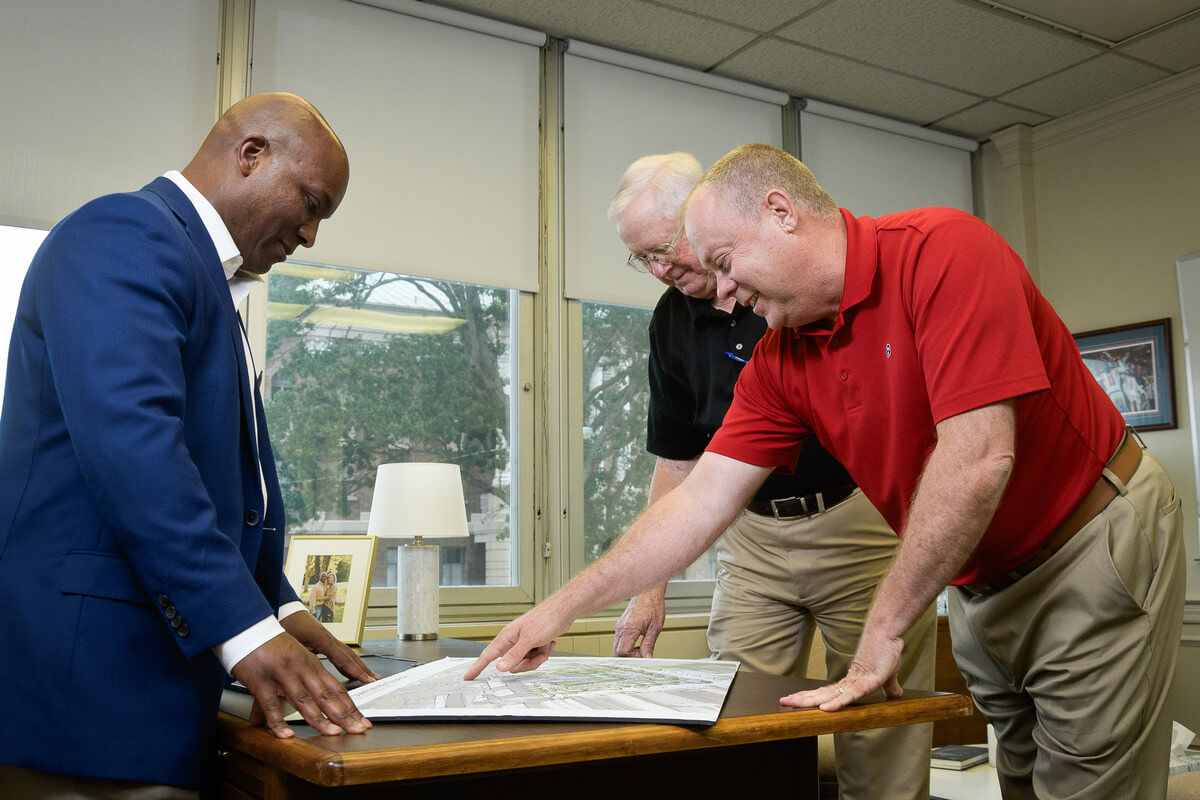 speakers/headshot

Reunión de planeación en Inmobiliare Summits. Tres personas revisan planos del parque industrial. Real estate y conference en México.