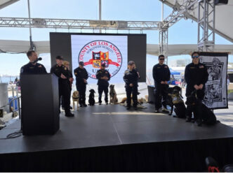 On-stage panel.

Panelistas con perros en evento Inmobiliare Summits. Presentación de oradores en escenario, mostrando compromiso y colaboración. Conferencia real estate.