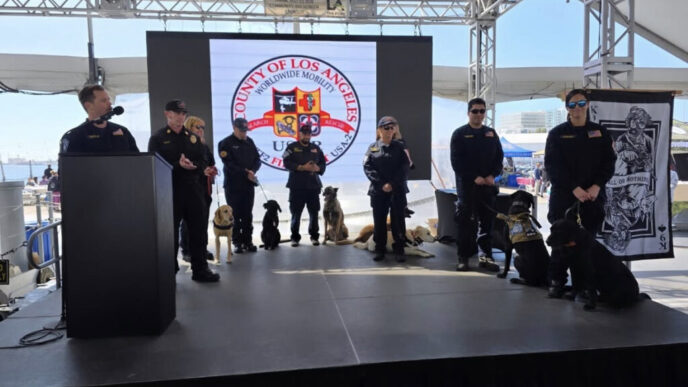 On-stage panel.

Panelistas con perros en evento Inmobiliare Summits. Presentación de oradores en escenario, mostrando compromiso y colaboración. Conferencia real estate.