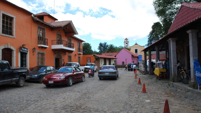 Venue/architecture.

Calles empedradas y edificios coloridos en un pueblo de México. Arquitectura tradicional vista en Inmobiliare Summits LATAM. Destino turístico.