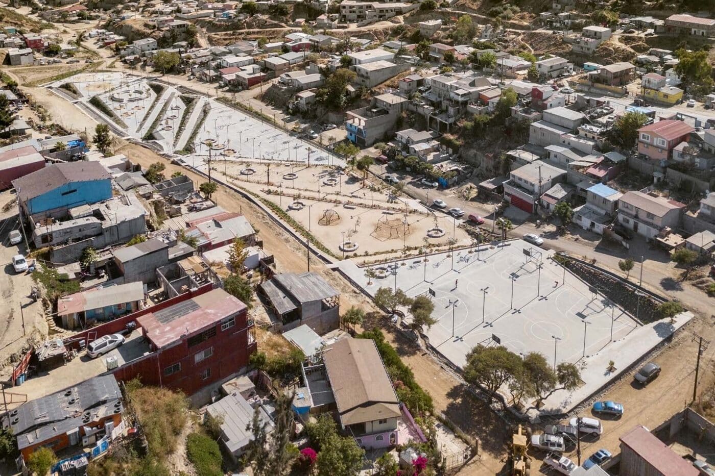 venue/architecture

Vista aérea del Parque Lineal Héroes de Tecámac, ganador de premio internacional en Inmobiliare Summits, México. Espacio público y real estate.