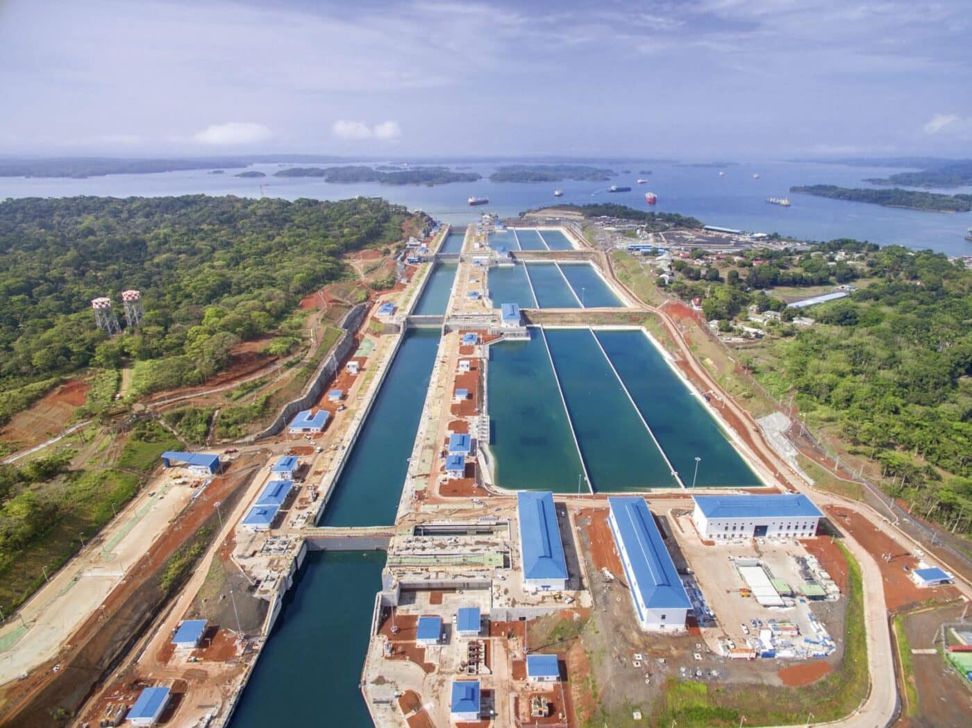 Vista aérea del Parque Logístico San Carlos en Panamá, mostrando la primera fase operativa con esclusas y aguas, esencial para el comercio global.
