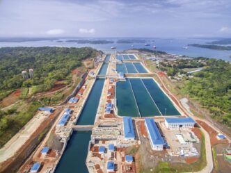 Vista aérea del Parque Logístico San Carlos en Panamá, mostrando la primera fase operativa con esclusas y aguas, esencial para el comercio global.