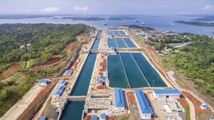 Vista aérea del Parque Logístico San Carlos en Panamá, mostrando la primera fase operativa con esclusas y aguas, esencial para el comercio global.